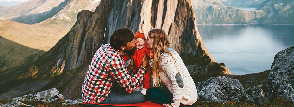 un bébé et ses parents à la montagne